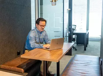 Dedicated Desk client enjoys the comfort of Servcorp’s premium facilities, ideal for focus and productivity.